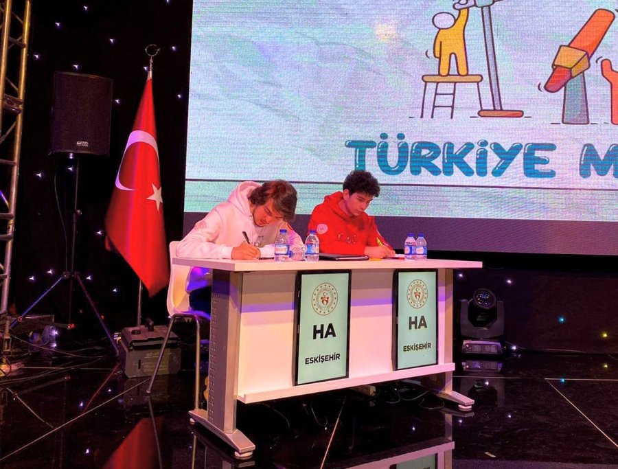 Eskişehirli Öğrenciler Türkiye Münazara Ligi’nde Üçüncü Oldu