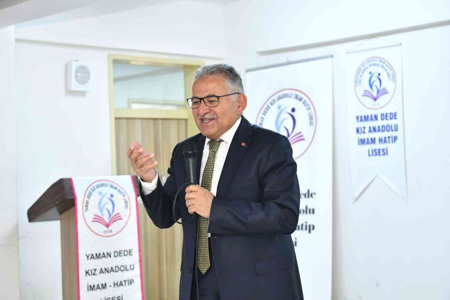 Başkan Büyükkılıç, Kariyer Günleri’nde Öğrencilerle Tecrübelerini Paylaştı