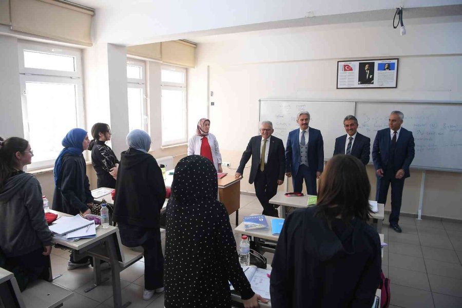 Başkan Büyükkılıç, Kariyer Günleri’nde Öğrencilerle Tecrübelerini Paylaştı