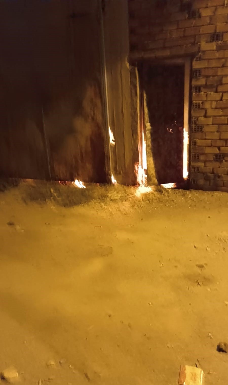 İş Yerinde Çıkan Yangında Araç Parçaları Küle Döndü