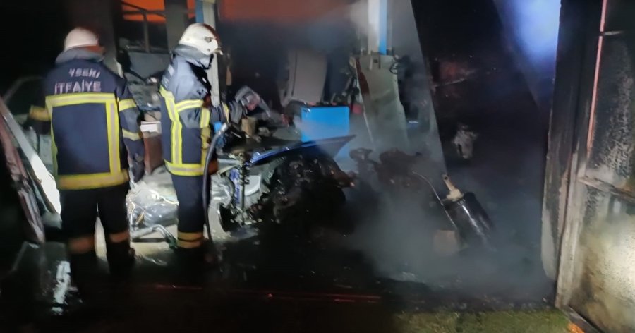 İş Yerinde Çıkan Yangında Araç Parçaları Küle Döndü