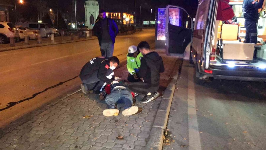 Kazada Yaralanan Sürücüye İlk Müdahaleyi Yoldan Geçen Sağlık Çalışanı Yaptı