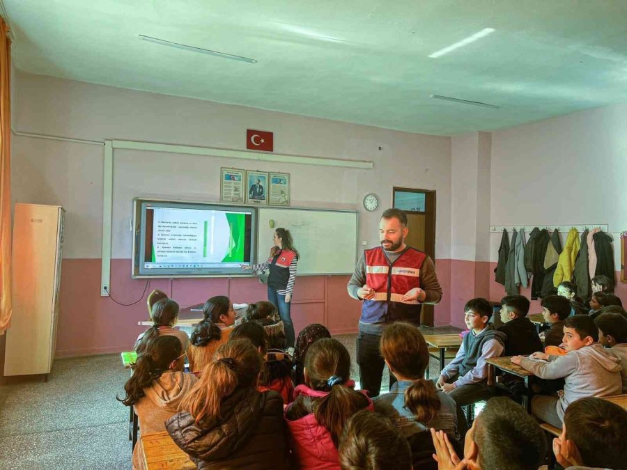 Jandarmadan Öğrencilere Siber Farkındalık Eğitimi