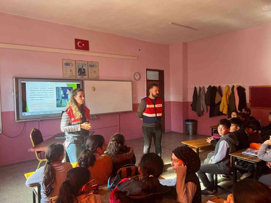 Jandarmadan Öğrencilere Siber Farkındalık Eğitimi