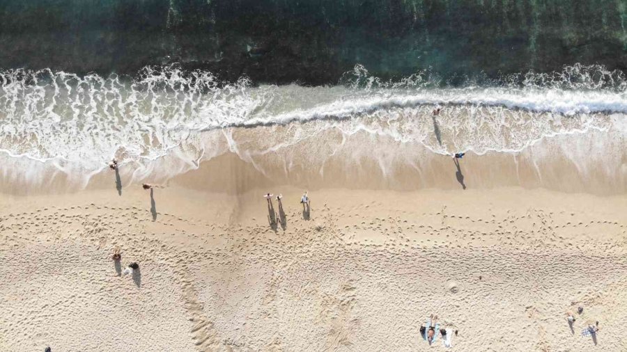 Güneşli Aralık Ayını Fırsat Bilen Plaja Geldi