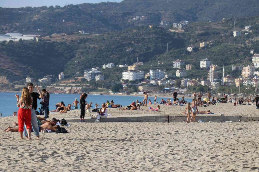 Güneşli Aralık Ayını Fırsat Bilen Plaja Geldi