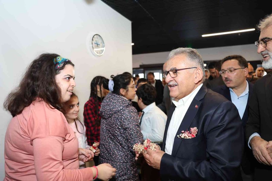 Başkan Büyükkılı. Engelsiz Yaşam Merkezi’nde Özel Vatandaşlarla Buluştu