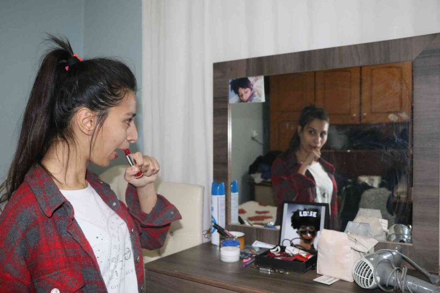 Okumayı 21 Yaşında Öğrenen Ceren Şimdi Üniversite Hayali Kuruyor