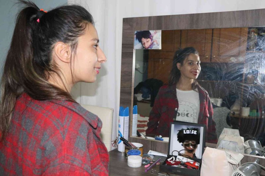 Okumayı 21 Yaşında Öğrenen Ceren Şimdi Üniversite Hayali Kuruyor