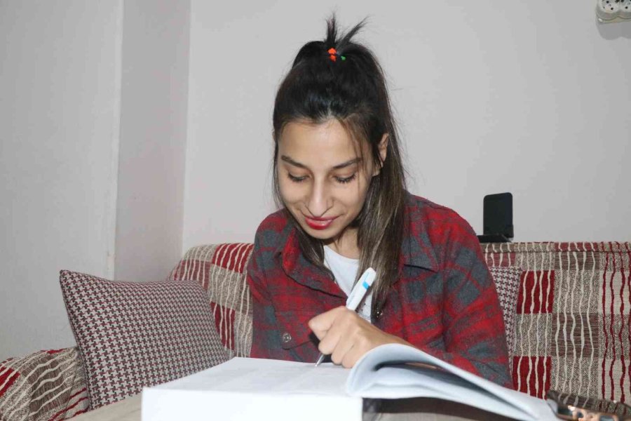 Okumayı 21 Yaşında Öğrenen Ceren Şimdi Üniversite Hayali Kuruyor