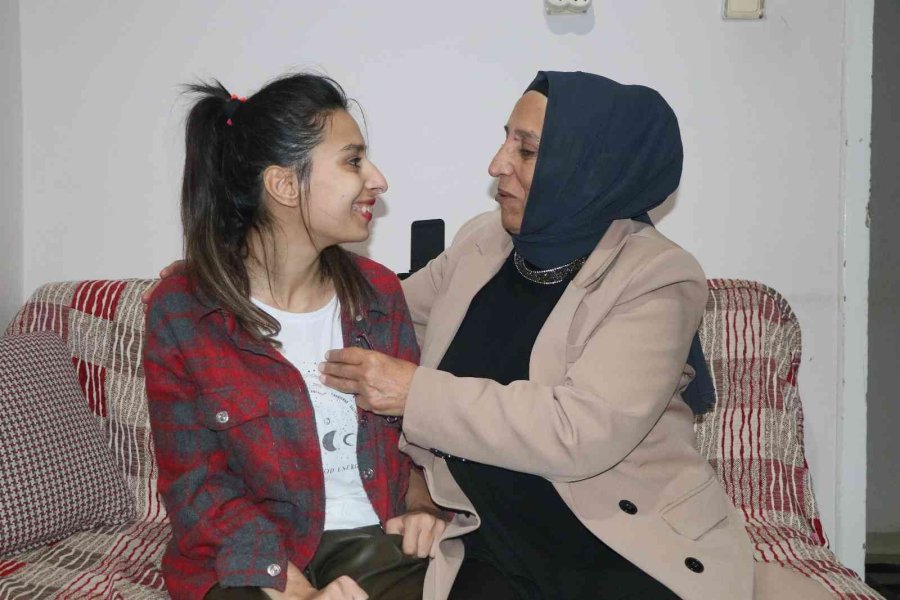 Okumayı 21 Yaşında Öğrenen Ceren Şimdi Üniversite Hayali Kuruyor