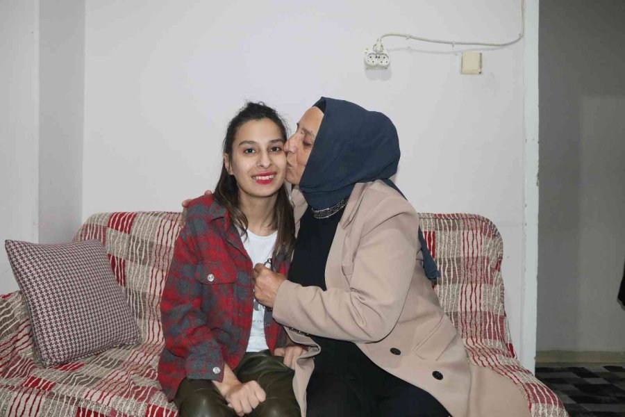 Okumayı 21 Yaşında Öğrenen Ceren Şimdi Üniversite Hayali Kuruyor