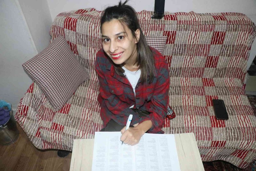 Okumayı 21 Yaşında Öğrenen Ceren Şimdi Üniversite Hayali Kuruyor
