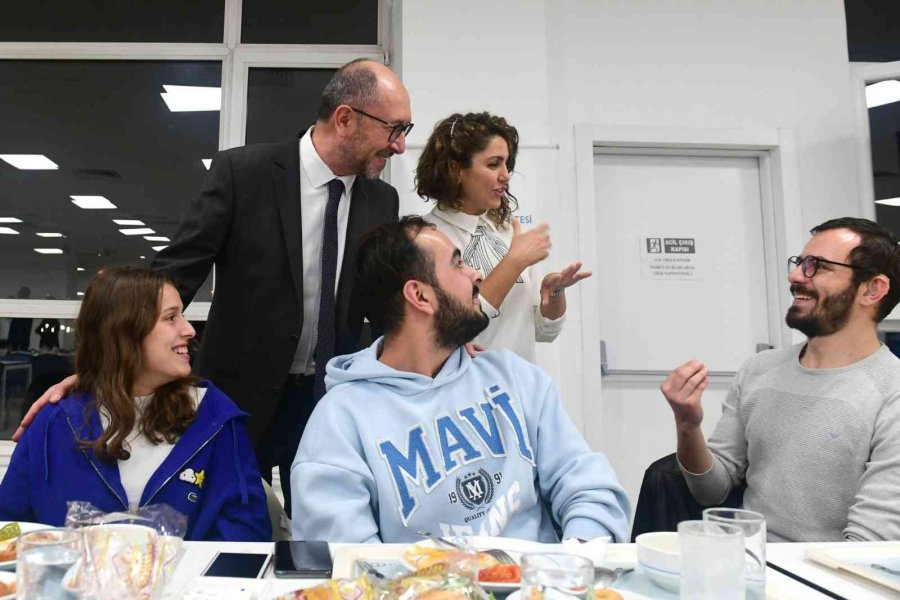 Rektör Erdal Engelli Öğrencilerle Akşam Yemeğinde Bir Araya Geldi