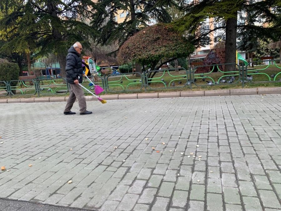 Yola Saçılan Ekmek Parçalarını Üstüne Basılmasın Diye Topladı