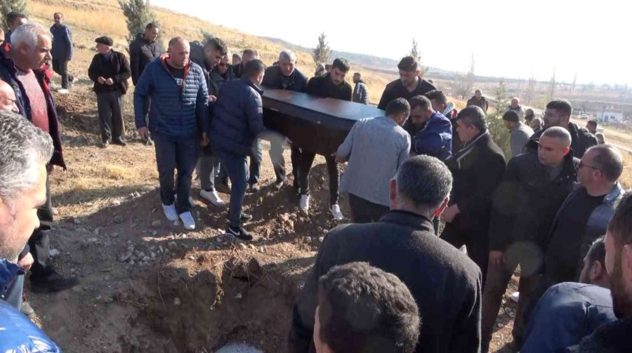 Öldürülen 15 Yaşındaki Kız Gözyaşlarıyla Toprağa Verildi