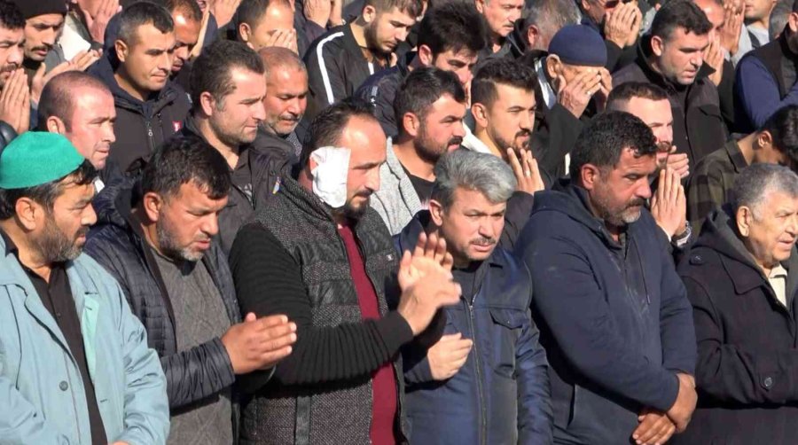 Öldürülen 15 Yaşındaki Kız Gözyaşlarıyla Toprağa Verildi