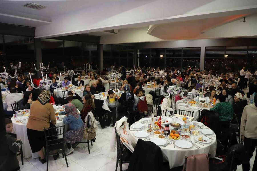 Alanya Belediyesi’nin Düzenlediği Sevgi Gecesi Renkli Anlara Sahne Oldu