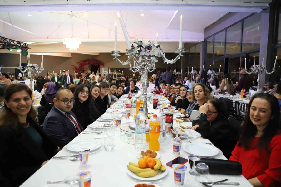 Alanya Belediyesi’nin Düzenlediği Sevgi Gecesi Renkli Anlara Sahne Oldu