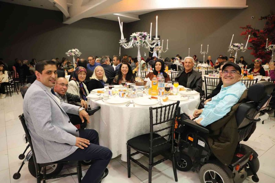 Alanya Belediyesi’nin Düzenlediği Sevgi Gecesi Renkli Anlara Sahne Oldu