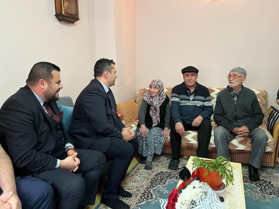 Duran Kalbini Tekrar Çalıştıran 112 Acil Servis Ekibini Evinde Ağırladı