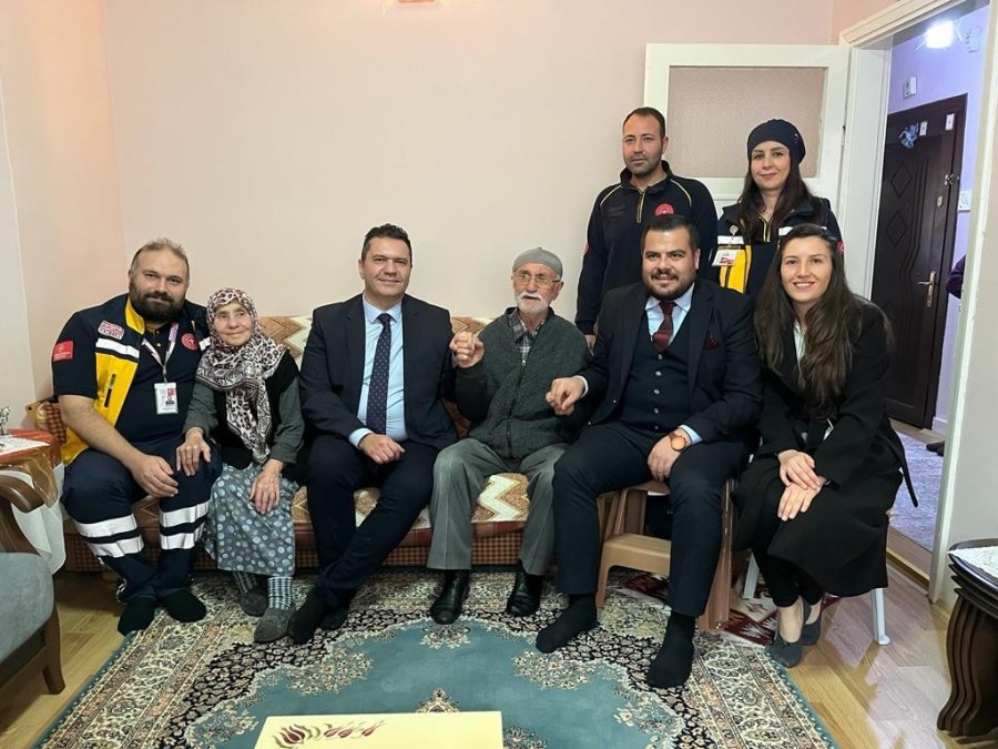 Duran Kalbini Tekrar Çalıştıran 112 Acil Servis Ekibini Evinde Ağırladı