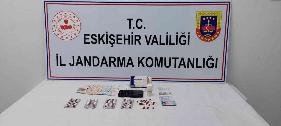 Yakalama Kararı Bulunan Şahsın Sürdüğü Araçta 81 Adet Sentetik Hap Bulundu