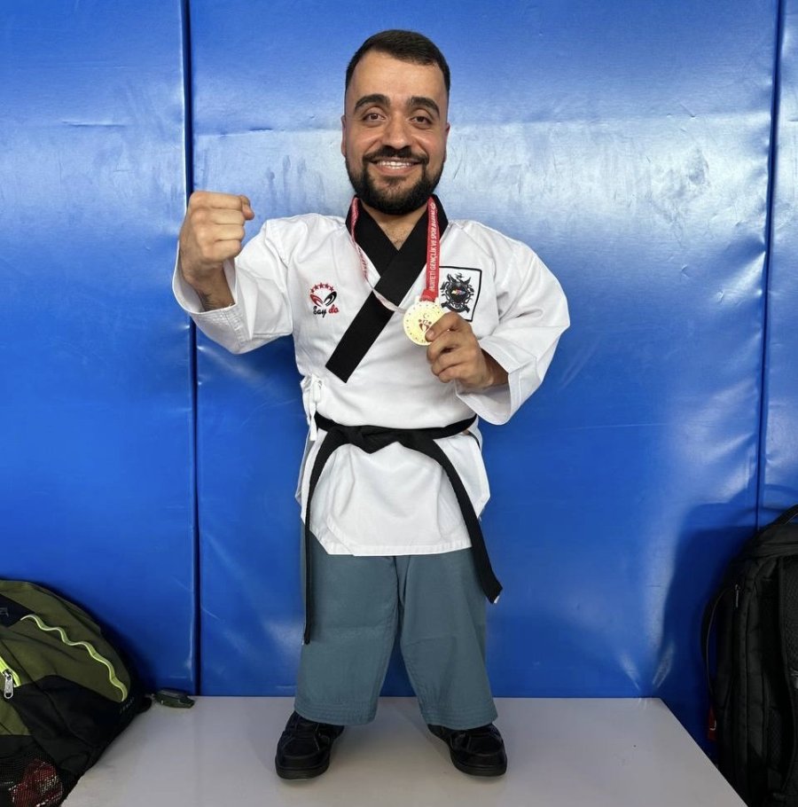 Küçük Adam, Büyük Başarı