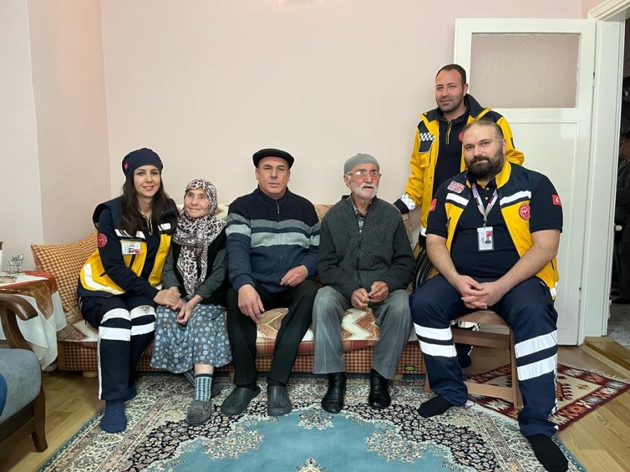 Duran Kalbini Tekrar Çalıştıran 112 Acil Servis Ekibini Evinde Ağırladı