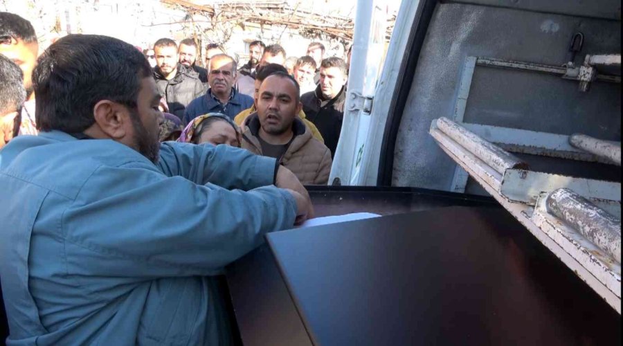 Öldürülen 15 Yaşındaki Kız Gözyaşlarıyla Toprağa Verildi