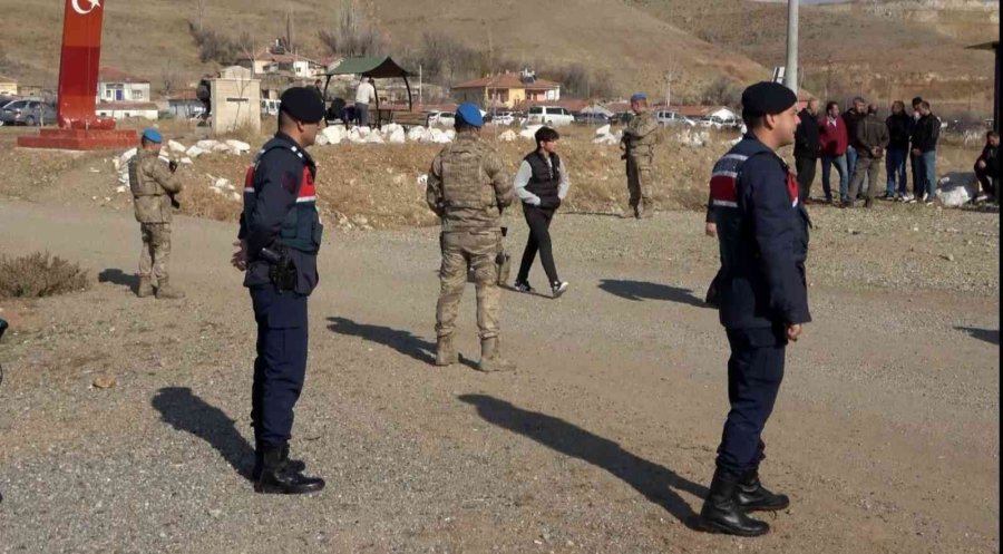 Öldürülen 15 Yaşındaki Kız Gözyaşlarıyla Toprağa Verildi