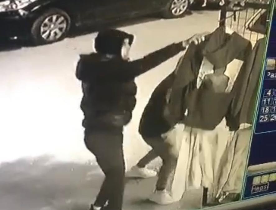 Bu Hırsızların Hedefi Asılı Kıyafetler Oldu