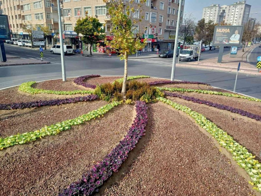 Melikgazi’nin Kavşakları Çiçeklerle Renklendi