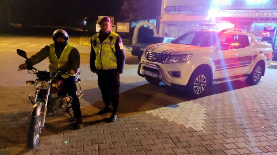 Trafik Jandarması Motosiklet Sürücülerine Reflektif Yelek Dağıttı