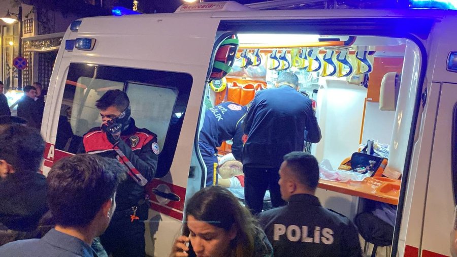 ’yan Bakma’ Kavgasında 4 Genç Bıçakla Yaralandı