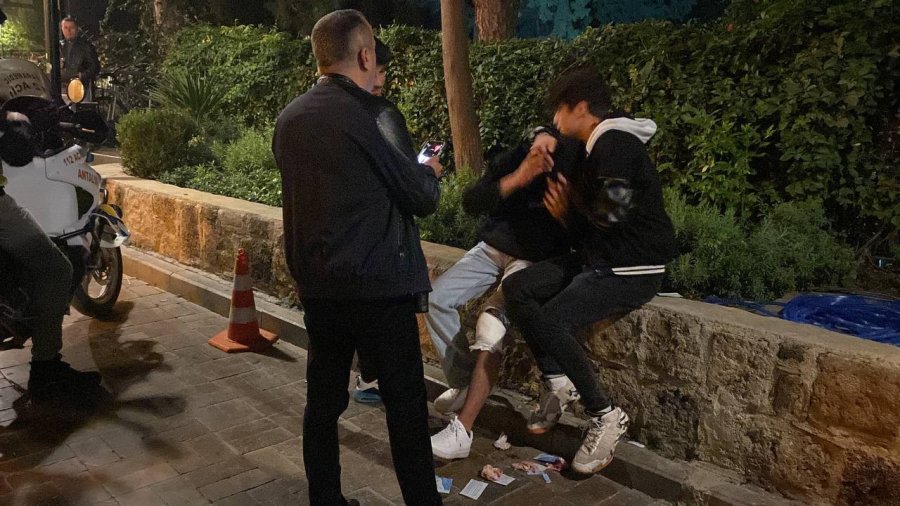 ’yan Bakma’ Kavgasında 4 Genç Bıçakla Yaralandı