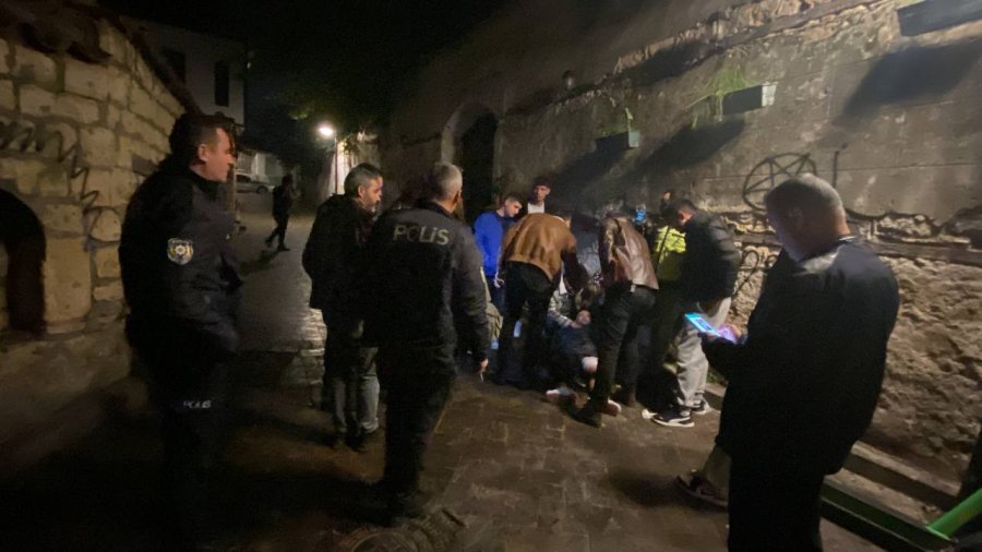 ’yan Bakma’ Kavgasında 4 Genç Bıçakla Yaralandı