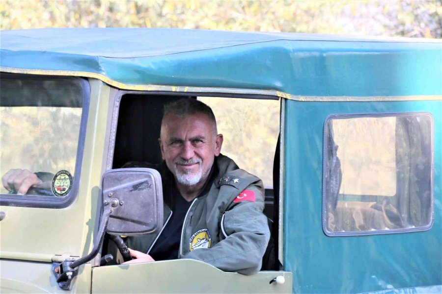 Kırmızı Işıkta Durunca Herkes Satılık Olup Olmadığını Soruyor