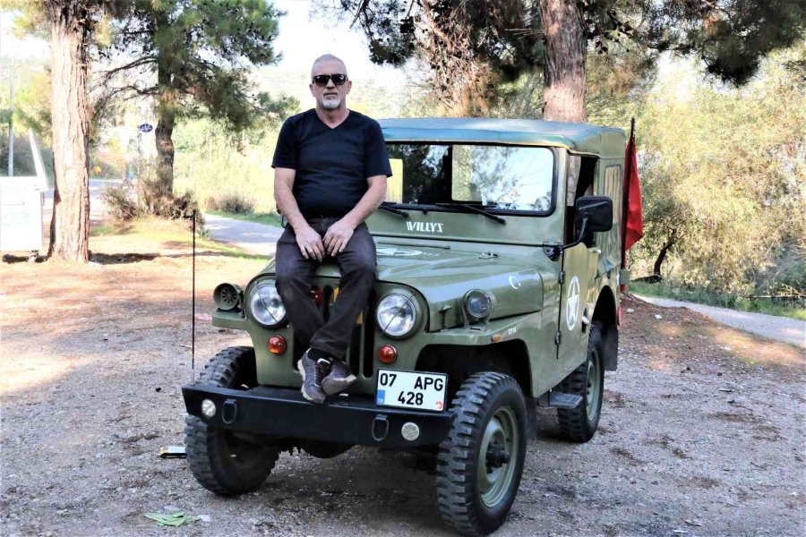 Kırmızı Işıkta Durunca Herkes Satılık Olup Olmadığını Soruyor