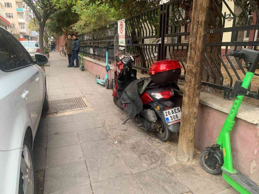 Bu Kaldırımda İnsan Hariç Her Şey Var