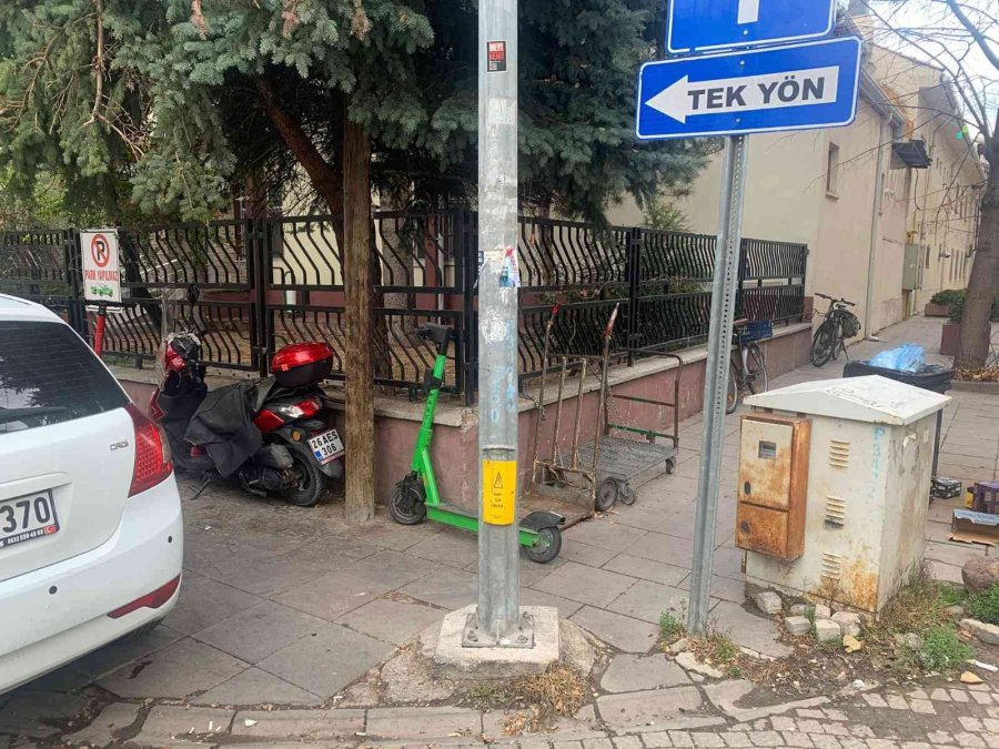 Bu Kaldırımda İnsan Hariç Her Şey Var