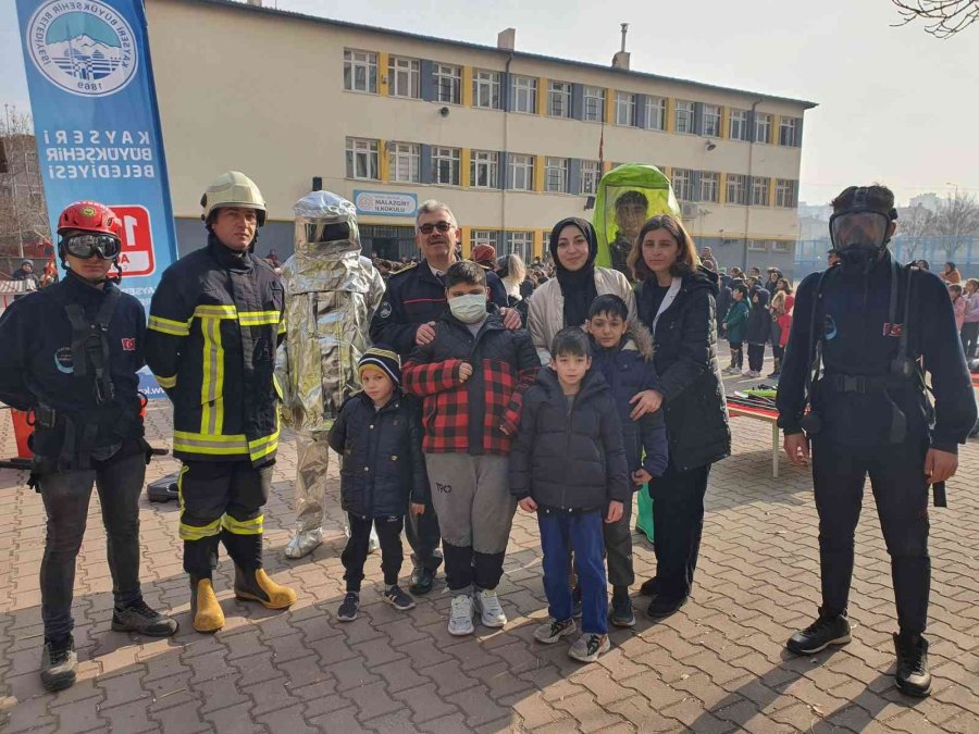 Minik Öğrenciler İtfaiyeyi Çok Sevdi