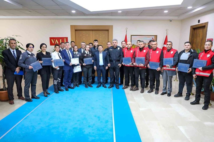Vali Çiçek’ten Güven Timlerine Başarı Belgesi