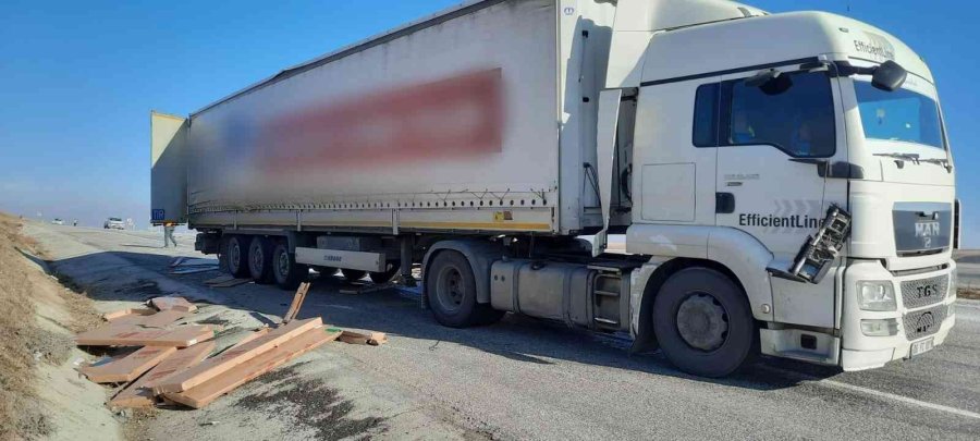 Köpeğe Çarpmamak İçin Manevra Yapan Tırdaki Malzemeler Yola Düştü
