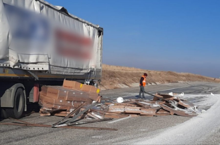 Köpeğe Çarpmamak İçin Manevra Yapan Tırdaki Malzemeler Yola Düştü