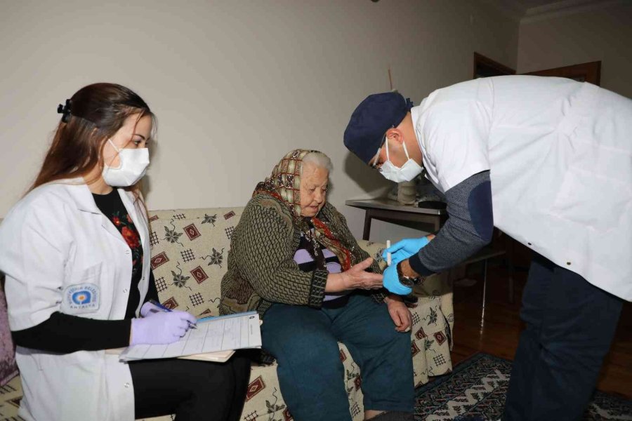 Büyükşehir’in Evde Sağlık Hizmeti İle Yüzler Gülüyor