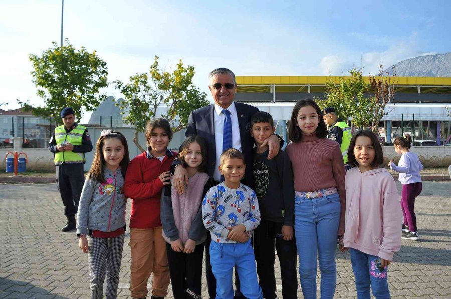 Öğrencilere Uygulamalı Olarak Trafik Kuralları Anlatıldı