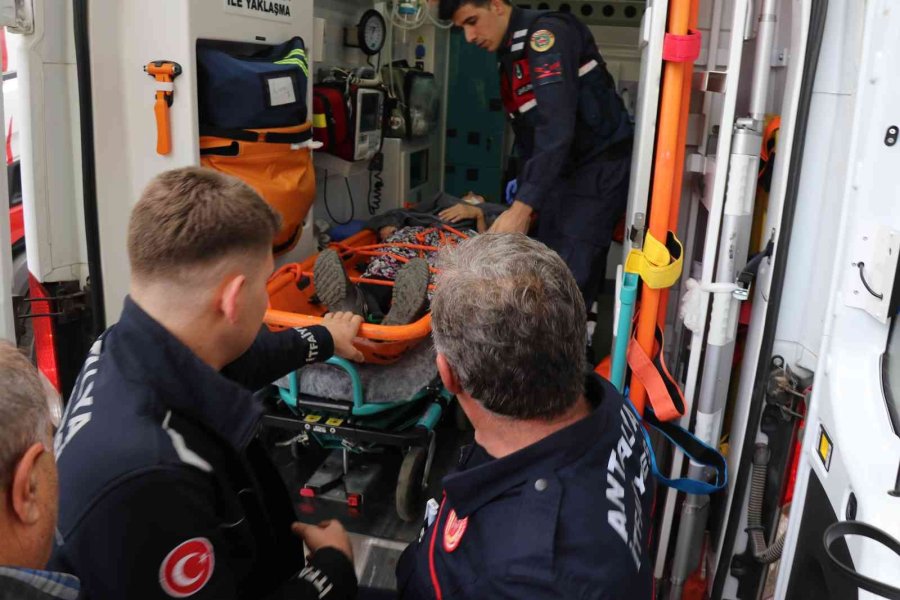 Antalya’da Anne-kız Okul Dönüşü Ölümden Döndü