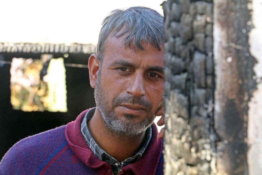 Yangında Hem Evi Hem De Geçimini Sağladığı Türk Bayrakları Küle Döndü