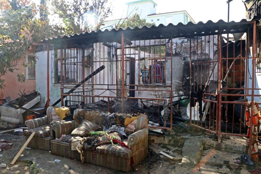 Yangında Hem Evi Hem De Geçimini Sağladığı Türk Bayrakları Küle Döndü